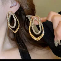 تعدادای دستبند و گوشواره نو