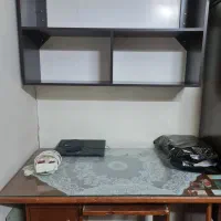 کتابخانه و میز کامپیوتر