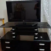 تلوزیون ۳۴ اینج ال‌جی و میز شیشه ای
