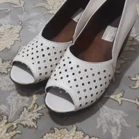 یک جفت کفش تابستانی پاشنه دار سایز 40