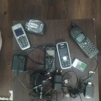 تعدادی گوشی قدیمی و شارژر