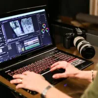 فیلمبردار و تدوینگر یوتیوب / درآمد دلاری