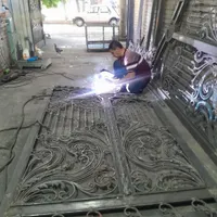 دو کارگر جوشکاری در و پنجره و یک نفر نقاش|استخدام صنعتی، فنی، مهندسی|قزوین, |دیوار