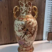 گلدان کنار سالنی مارکدار