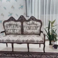 مبل سلطنتی ۹نفره سالم همراه با سه تا میز چوبی