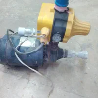 نصاب آبگرمکن ، پمپ آب و ریزه کاری گچ و رنگ ساختمان