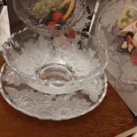 تعدادی ظروف کریستال لیوان و گلدان