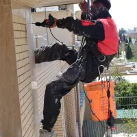 بدون نیاز به داربست شستشو پیچ رولپلاک کار در رتفاع|خدمات پیشه و مهارت|بندرعباس, |دیوار