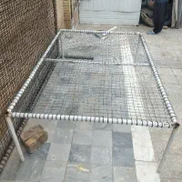 یک عدد تخت سیمی حیاطی