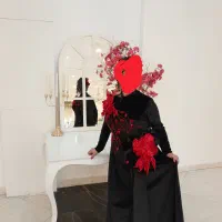 لباس مجلسی پوشیده مخمل با گل های قرمز یلدایی