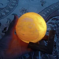 چراق خواب سنگ نمک گرد سایز بزرگ با پایه چوبی ۴۰۰