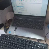 همکار خانم اشنا به کامپیوتر