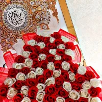 دسته گل بزرگ پایه دار مدل رزقلبی صدشاخه دررنگبندی