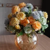 گلدان با گل مصنوعی