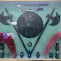 علامت محرمی و سپر و یک جفت تبر|کلکسیون اشیاء عتیقه|دماوند, گیلاوند|دیوار