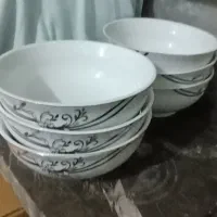 تعدادی ظرف چینی و کریستالی