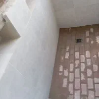 کاره خورده کاری کاشی و ایزوگام لوله کشی انجام و...