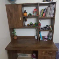 میزتحریر وکتابخانه