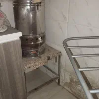 یک عدد سماور با چهار پایه فلزی شیک