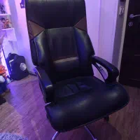 صندلی اداری بسیار تمیز