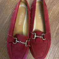 دو عدد کفش سایز ۳۸ زرشکی و کرم