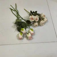 تعدادی گل مصنوعی