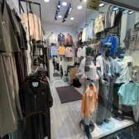 فروشنده خانم در پوشاک زنانه