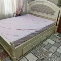 فروش فوری تخت بدون تشک همراه آینه قدی و پاتختی