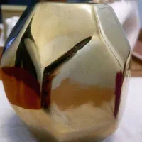 مجسمه و گلدان