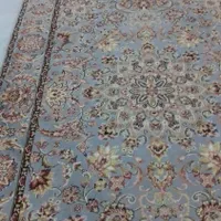 فرش 1ونیم متری زمینه طوسی و فرشینه ترک شیری رنگ