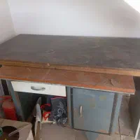 دوعدد میز یکی چوبی یکی اهنی