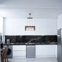 کابینت هایگلاس براق با صفحه مشکی جذاب