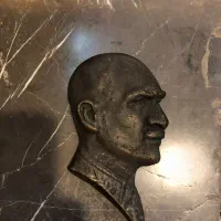 سردیس رضاه شاه و محمد رضا شاه و پیسوز و چراغ جادو