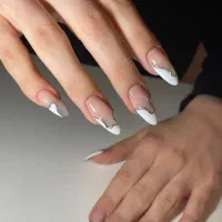 آموزش و کاشت ناخن