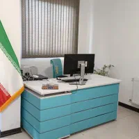 فروش میز و صندلی اداری (سفید و فیروزه‌ای) در حد نو