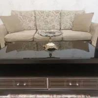 یک دست مبل هفت نفره تمیز راحتی با میز چوبی