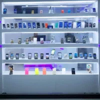 ویترین و دکور مغازه موبایل و جانبی تمیز و در حد نو