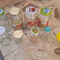 مقداری شیشه مربا وترشی وغیره کوچیک بزرگ در دار