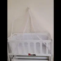 تخت و رورویک کودک و تعدادی عروسک