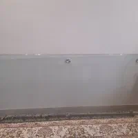 شیشه روی میز یا روی اپن اطراف آن ابزار خورده