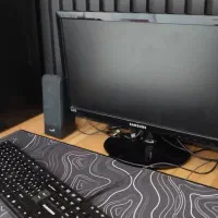 سیستم کامل به همراه مانیتور و کیبورد و موس و باند