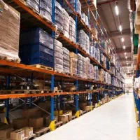 انبار دار شرکت داروسازی