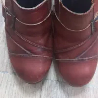 یک عددکفش پاشنه بلند۳ سانتی چرم قهوه ای اصل