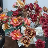 گلدان همراه با گل هایش