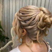 شینیون و میکاپ ویژه هردو فقط با ۱/۱۰۰/۰۰۰هزار