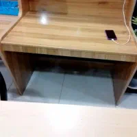 میز تحریر و کامپیوتر