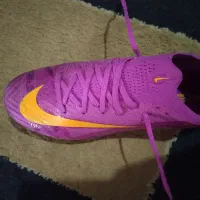 کتونی رو تازه گرفتم یک بار کلن پوشیدم فوتبالی است