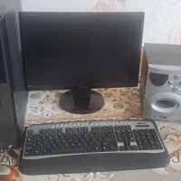 یک دستگاه کامپیوتر با تمامی تجهیزات سالم