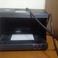 یک دستگاه تستر اسکناس