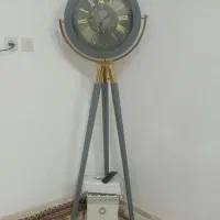 ساعت سه پایه ای ایستاده